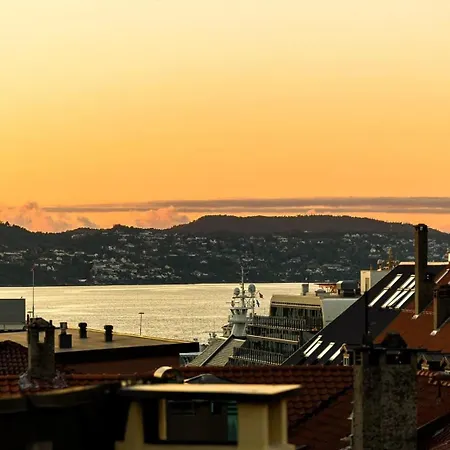 Torgalmenningen Town Square, Yet Quiet, Elevator In Building Lägenhet *